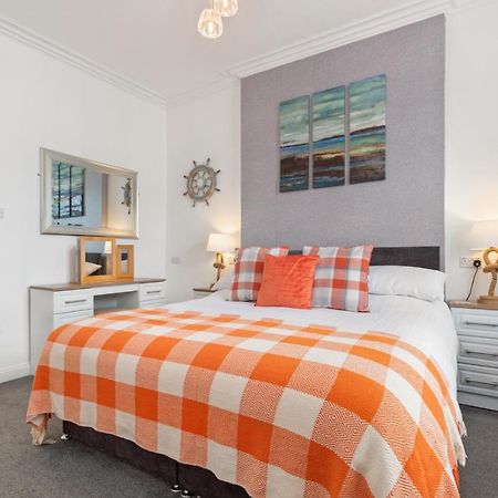 Coach Guest House Tenby Bagian luar foto