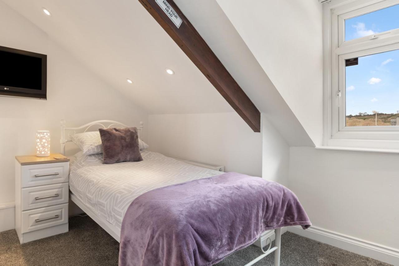 Coach Guest House Tenby Bagian luar foto