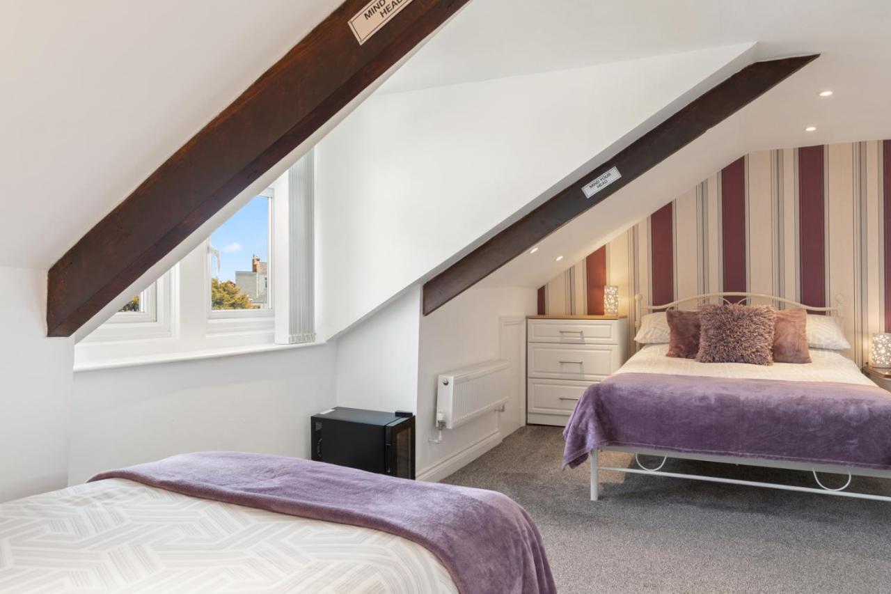 Coach Guest House Tenby Bagian luar foto