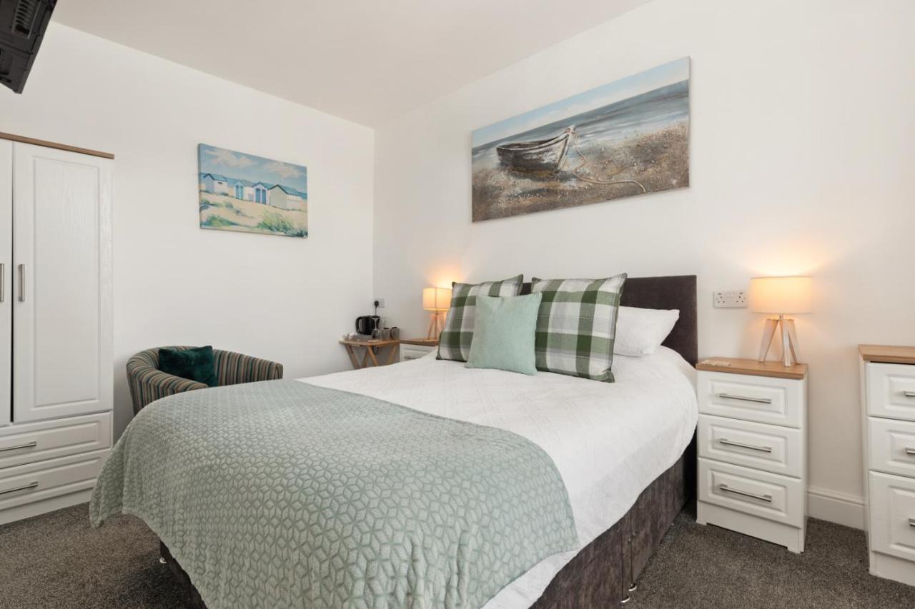 Coach Guest House Tenby Bagian luar foto
