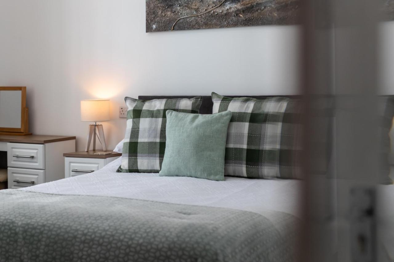 Coach Guest House Tenby Bagian luar foto