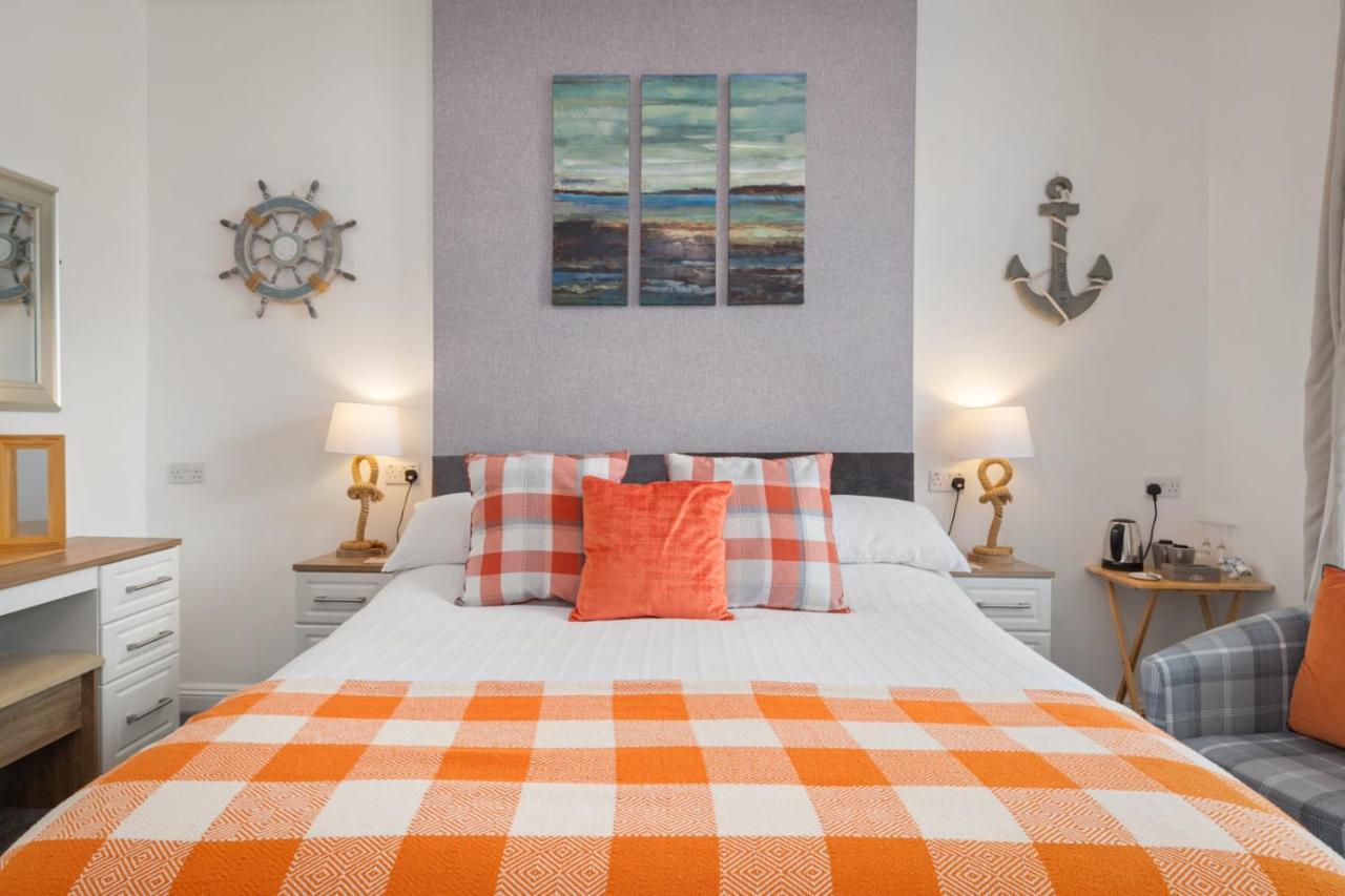 Coach Guest House Tenby Bagian luar foto