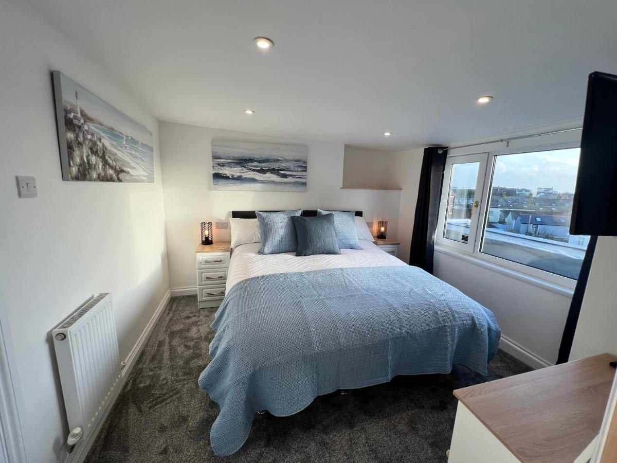 Coach Guest House Tenby Bagian luar foto