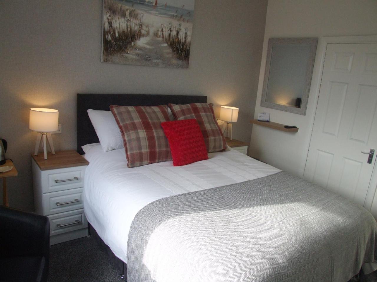 Coach Guest House Tenby Bagian luar foto