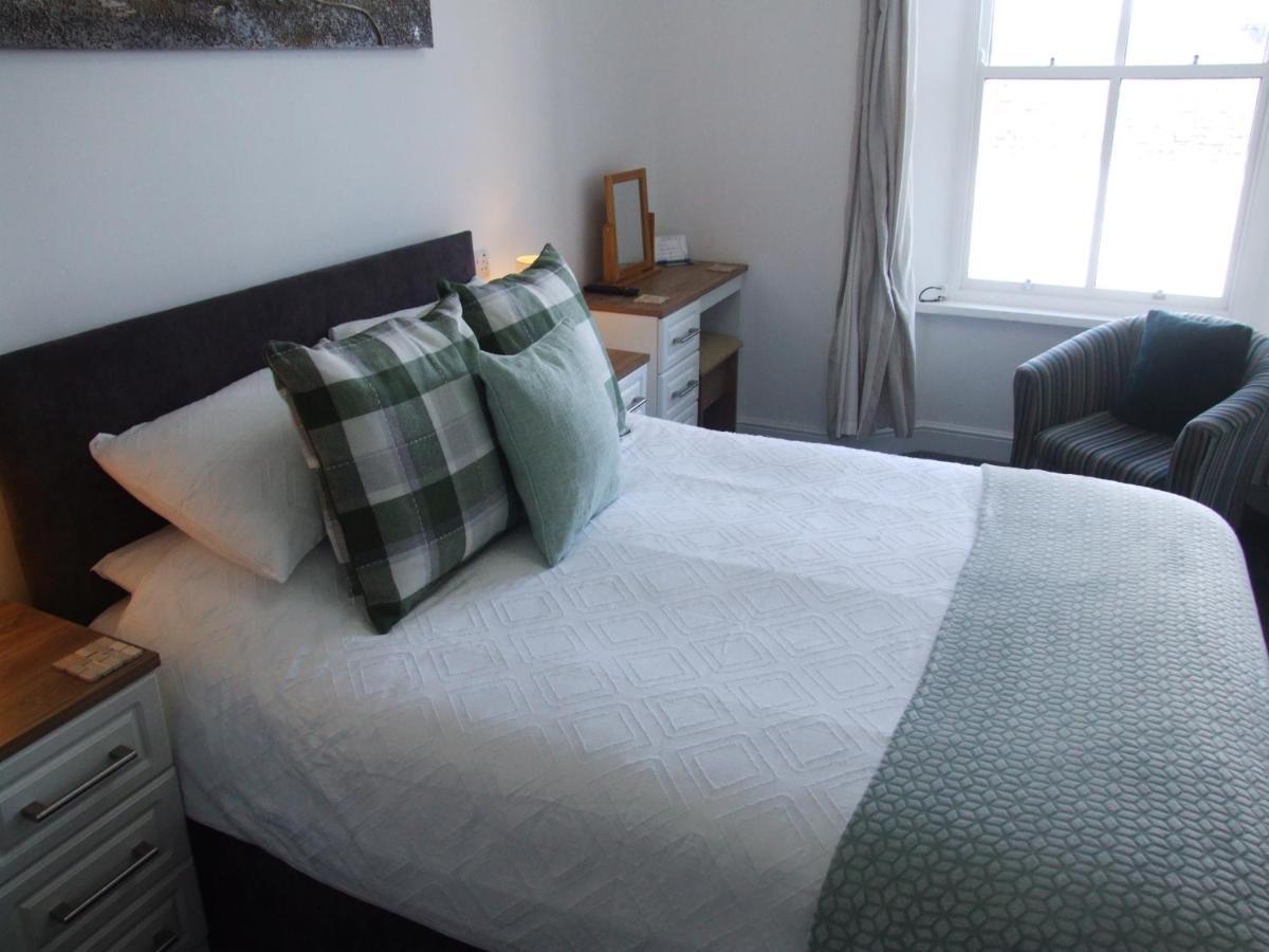 Coach Guest House Tenby Bagian luar foto