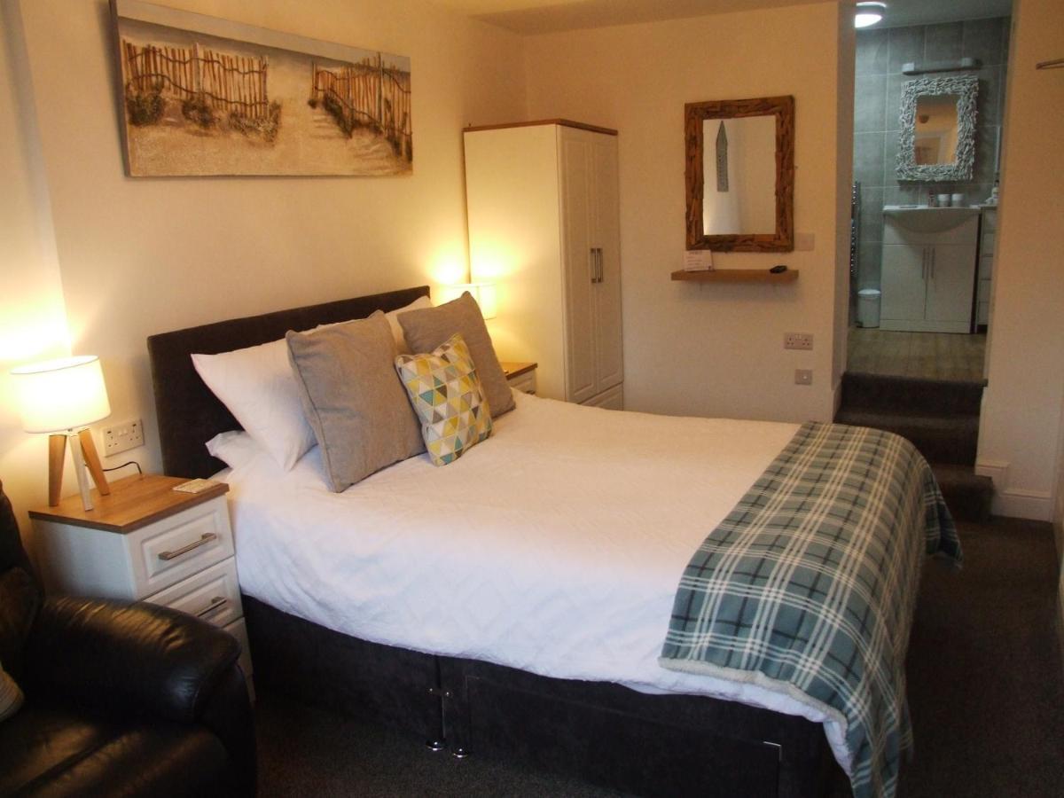 Coach Guest House Tenby Bagian luar foto