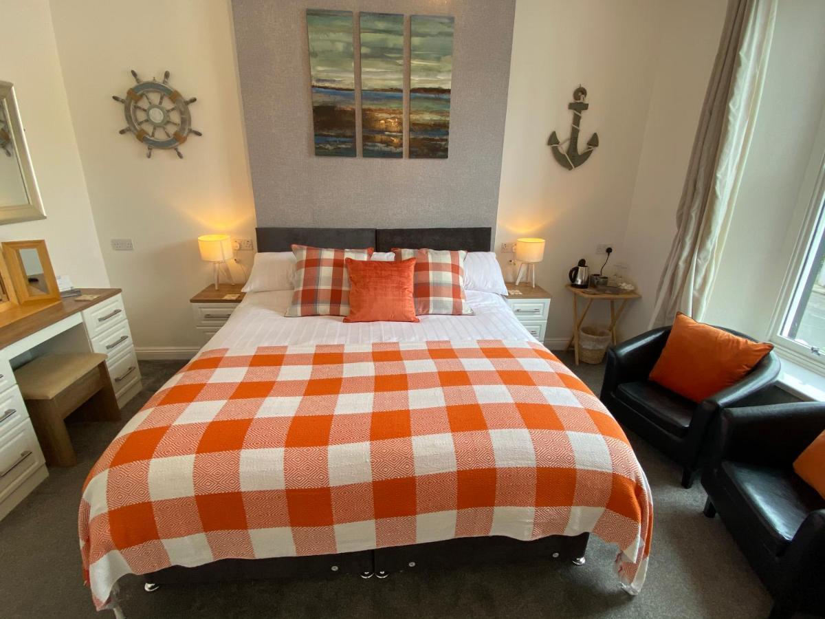 Coach Guest House Tenby Bagian luar foto