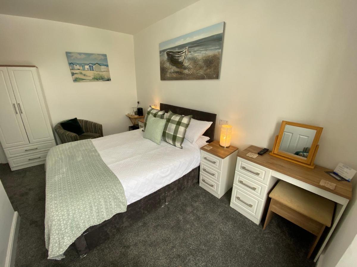 Coach Guest House Tenby Bagian luar foto