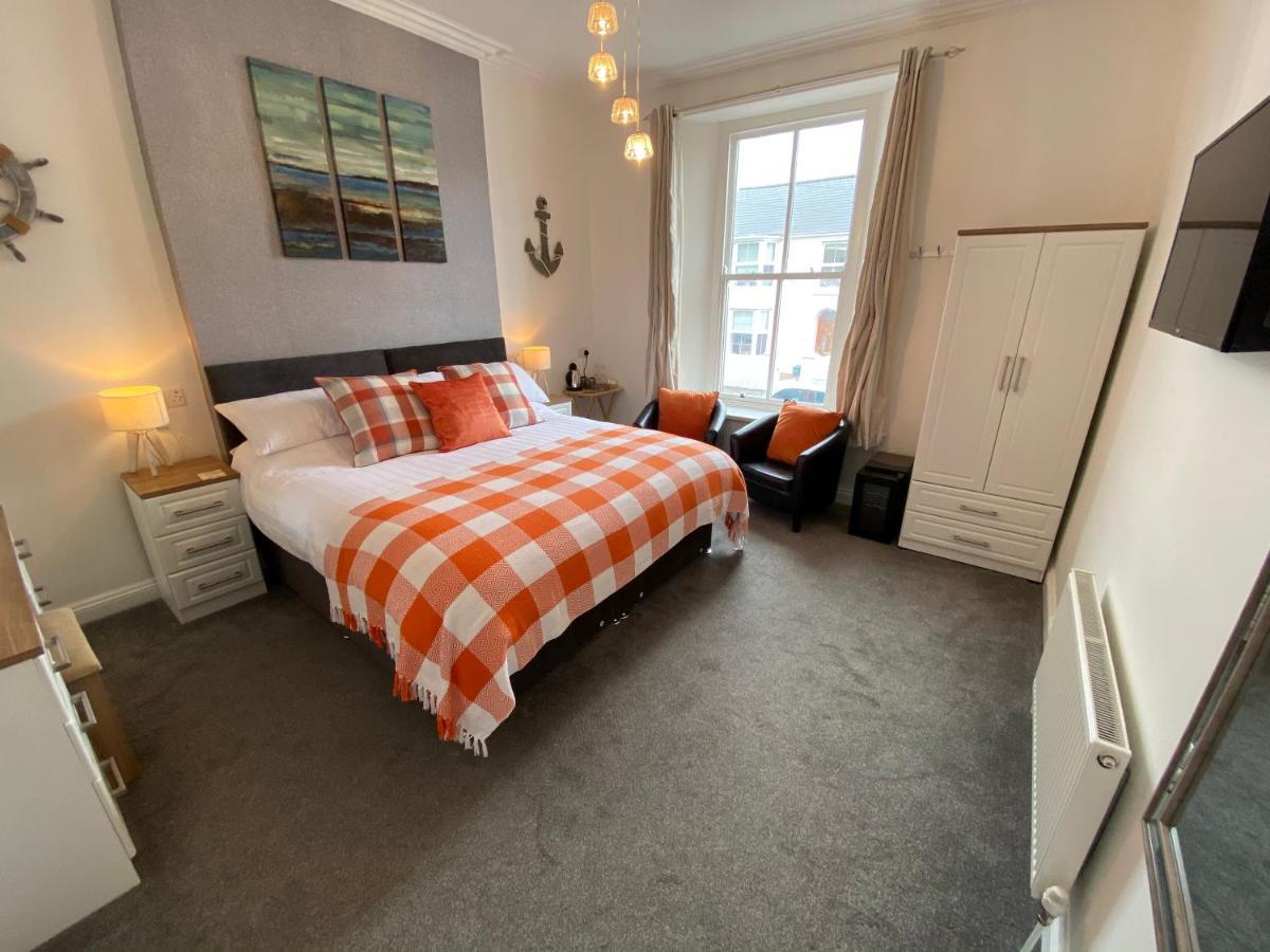 Coach Guest House Tenby Bagian luar foto