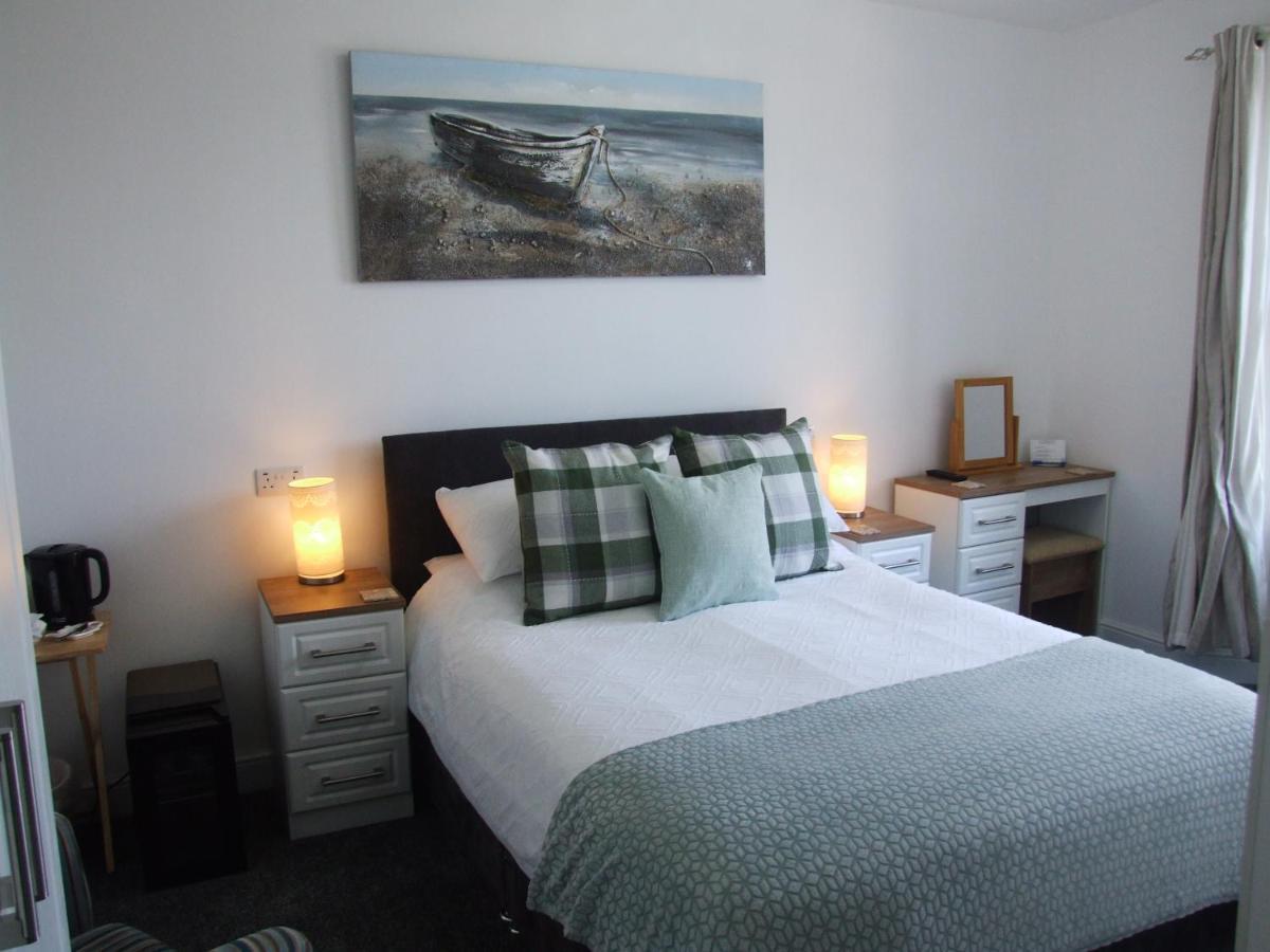 Coach Guest House Tenby Bagian luar foto