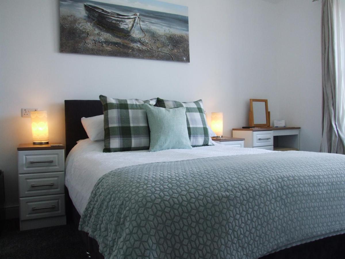 Coach Guest House Tenby Bagian luar foto